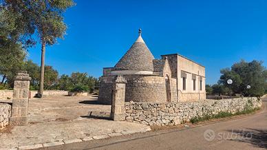 Villa con trullo e terreno in Locorotondo