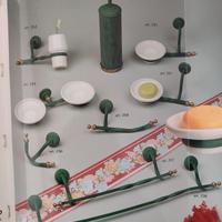 Accessori bagno verdi con specchio e lampadario 