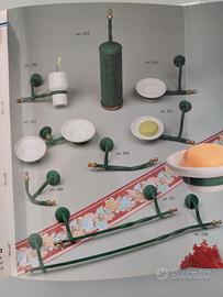 Accessori bagno verdi con specchio e lampadario 