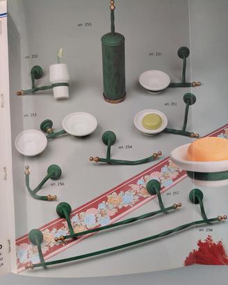 Accessori bagno verdi con specchio e lampadario 