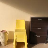 sedie in plastica di colore giallo