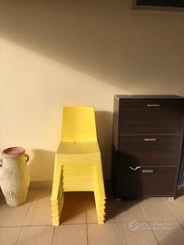 sedie in plastica di colore giallo