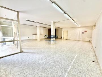 Locale commerciale di 300mq con deposito di 130mq