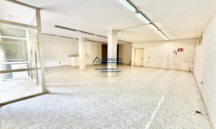 Locale commerciale di 300mq con deposito di 130mq