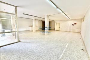 Locale commerciale di 300mq con deposito di 130mq