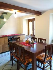 Tavolo in legno con 6 sedie