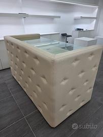 Bancone in pelle con pianale in vetro 