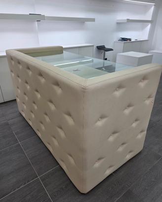 Bancone in pelle con pianale in vetro 