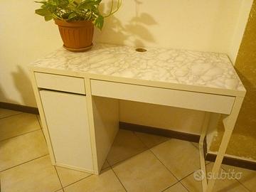 Scrivania in legno bianco sopra pellicola marmo