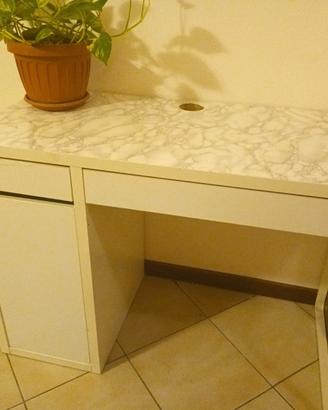 Scrivania in legno bianco sopra pellicola marmo