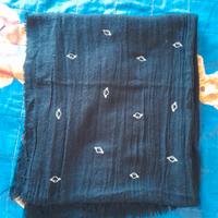sciarpa nera con ricami di saturno argento