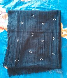 sciarpa nera con ricami di saturno argento