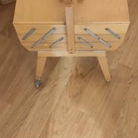 carrellino di lavoro femminile e sartoriale