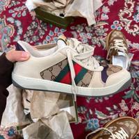 Un paio di scarpe da ginnastica Gucci Screener in