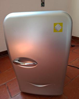 Frigorifero e forno da campeggio o ufficio
