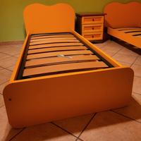  Letto singolo con rete in doghe.