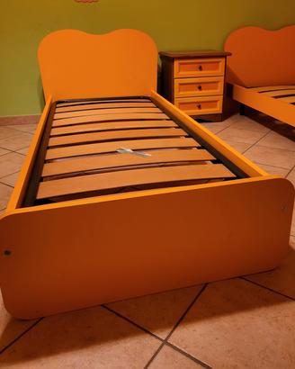  Letto singolo con rete in doghe.