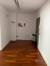 Ufficio con posto auto