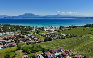 VILLA A SCHIERA CON BOX DOPPIO