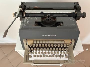 Macchina da scrivere Olivetti linea 98