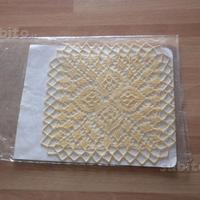 Centrino di cotone giallo lavorato ai ferri