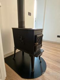 Stufa Jotul con tubo di scarico e basamento.