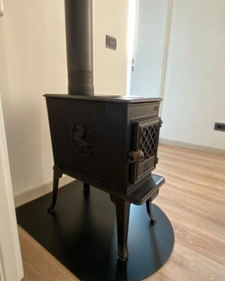 Stufa Jotul con tubo di scarico e basamento.