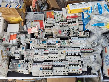 materiale elettrico a stock