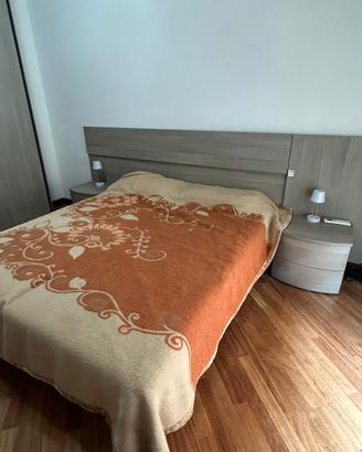 Letto con rete elettrica e Armadio