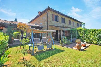 Trequanda (SI), porzione di casale con giardino pr