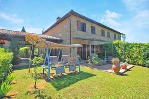 Trequanda (SI), porzione di casale con giardino pr