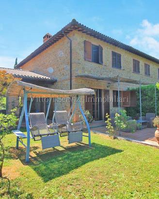Trequanda (SI), porzione di casale con giardino pr