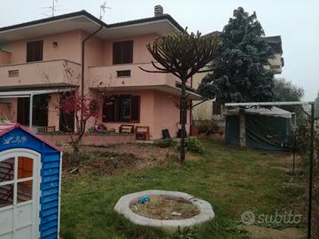 Villetta a schiera su 3 livelli con giardino