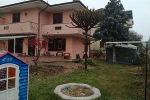 Villetta a schiera su 3 livelli con giardino