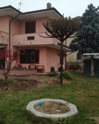 Villetta a schiera su 3 livelli con giardino