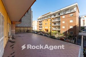 APPARTAMENTO CON AMPIO TERRAZZO E DOPPIO INGRESSO