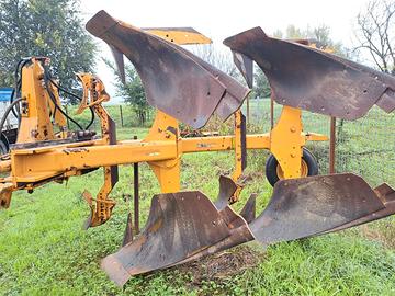 Aratro moro reversibile fuori solco