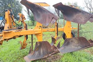 Aratro moro reversibile fuori solco