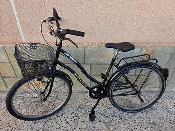 bici da donna con portapacchi, pedaline, dinamo 