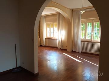 Villetta libera su 3 lati con giardino zona liceo