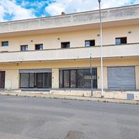 Centro- Locale commerciale con vetrate su strada