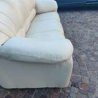 divano in pelle bianco 