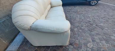 divano in pelle bianco 