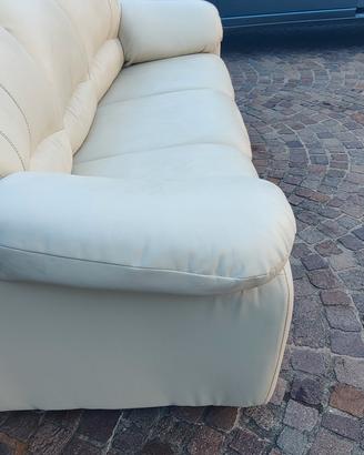 divano in pelle bianco 