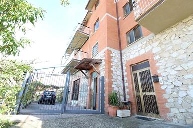 4 LOCALI A SCANDRIGLIA