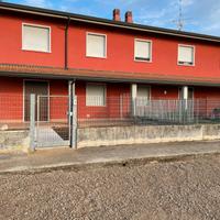 In campagna villetta con giardino e terrazzo