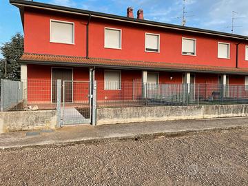 In campagna villetta con giardino e terrazzo