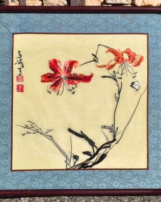 Ricamo artigianale su seta con timbro dell’artista