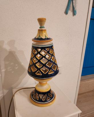 Lampada in ceramica artigianale traforata