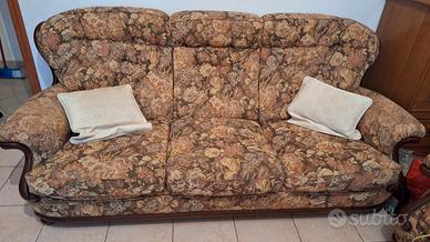 Divano tre posti e due poltrone